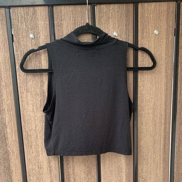 Black Sleeveless Turtleneck Crop Top - Picture 4 of 8